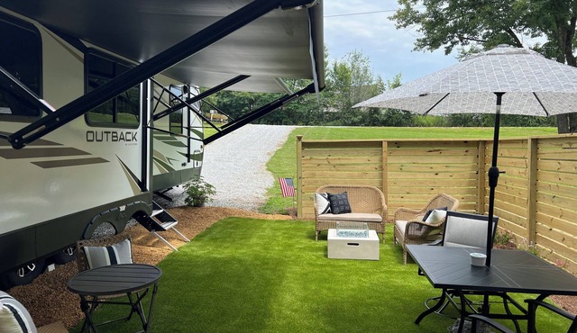 A relaxing night for the business traveler or a romantic night for 2.