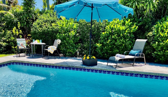 A Relaxing Oasis w/private heated salt water pool! Close to the Intracoastal.