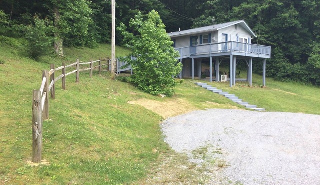 A remodeled cottage close to the Dragon, Cherohala Skyway and area attractions.