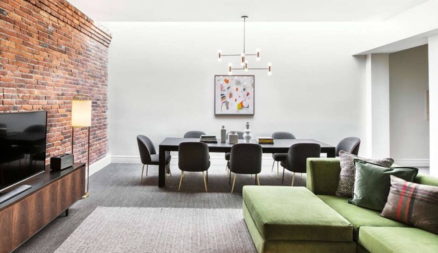 A Restful Retreat! Minutes to The Seattle Art Museum, Onsite Restaurant!