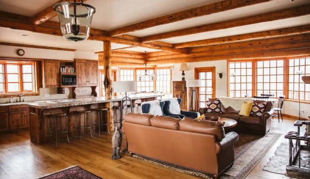 A River Runs Through It - Quiet Family Retreat, Garage Game Room, 5 min to Store