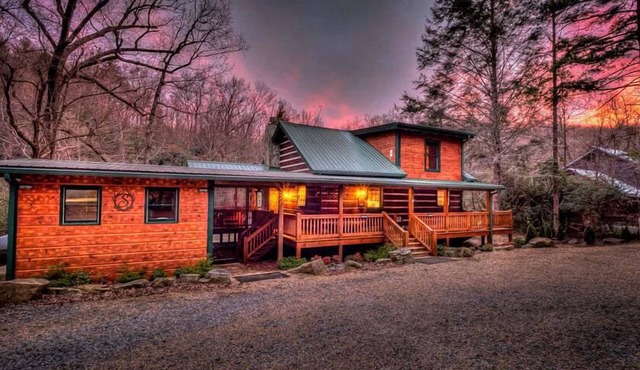 A River Runs Through It - River front | Hot Tub | Pool Table | Fire pit