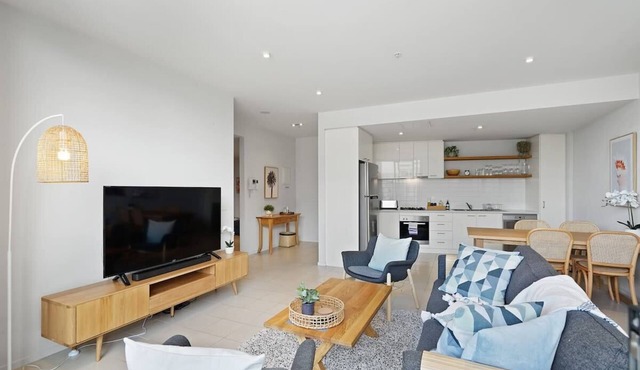 A River-side 2bdm Footscray Oasis + Parking