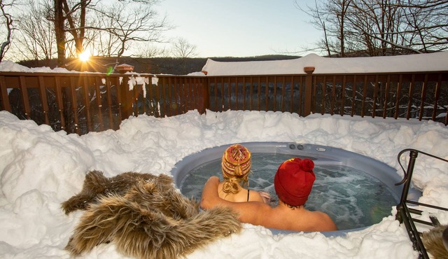 A romantic escape. Hot Tub mountain views. Minutes from skiing. Pet Friendly.
