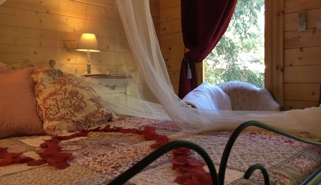 A romantic garden hut with balneotherapy