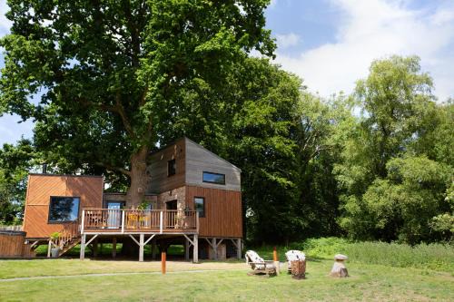 A Romantic Luxury Treehouse with Hot Tub