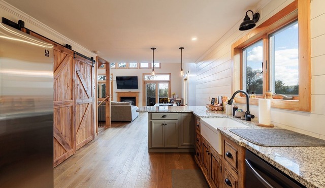 A Rustic Retreat- FLX region Hot tub, game room & fire pit