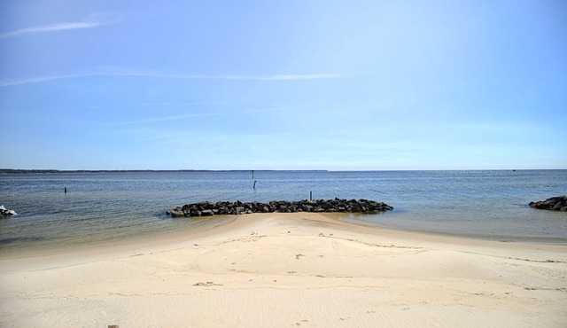A Sandy White Beach Retreat * NEAR WILLIAMSBURG*