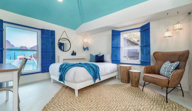 A Santorini Escape w Bikes in Walkable Riverside