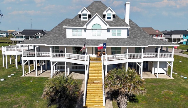 A Sea Glass Estate: 9 BR, 5 BA House in Crystal Beach, Sleeps 34