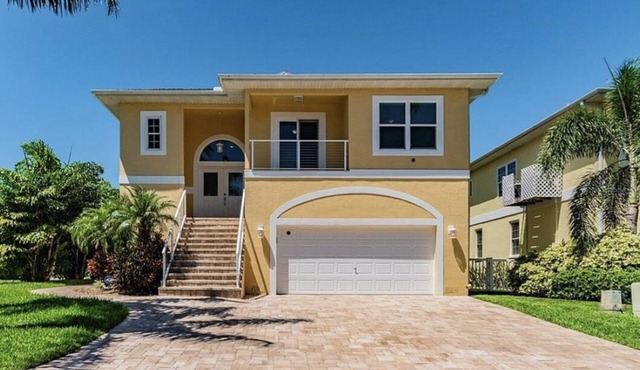 A Seaside Waterfront Rental - 3 Bedrooms, 2 Full baths with beautiful sunsets!