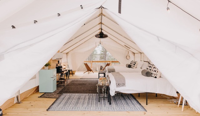 A secluded haven on 5,000 acres in NW Georgia, just 45 minutes from Atlanta and Chattanooga, and a quick 10-minute drive to downtown Rome. Explore private trails along the Etowah river, bask in wildlife, and gaze at mesmerizing stars. Your perfect es