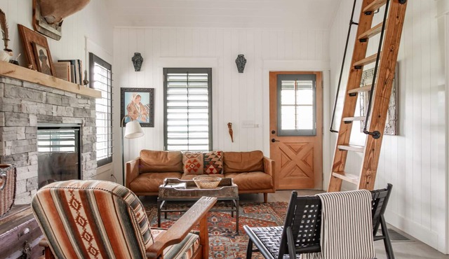 A secluded haven on 5,000 acres in NW Georgia, just 45 minutes from Atlanta and Chattanooga, and a quick 10-minute drive to downtown Rome. Explore private trails along the Etowah river, bask in wildlife, and gaze at mesmerizing stars. Your perfect es