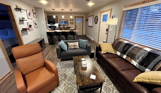 A Serene 2-bedroom cabin in charming Divide perfect for relaxing getaway