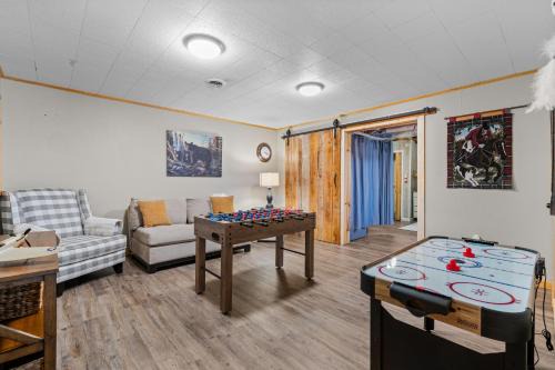 A Serene Smoky Escape Hot Tub, Pigeon River, Fire Pit, Mountain Views