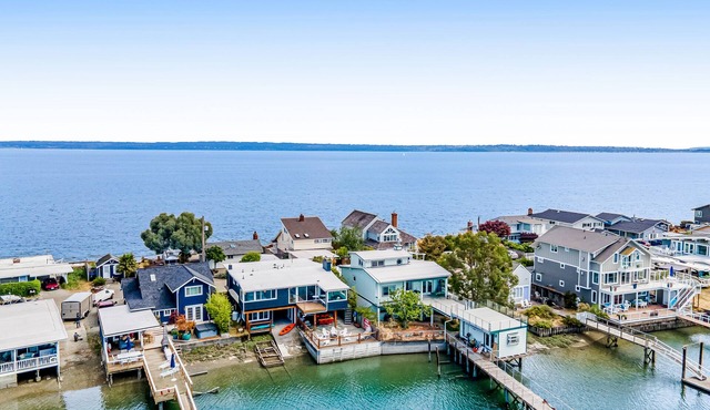 A Serene Waterfront Sanctuary with 360° Views
