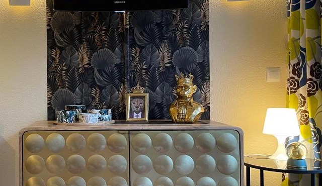 *A setting between Dordogne and swimming pool*