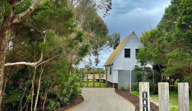 A shaped beach house located on the edge of Waratah Bay close Wilsons Promontory