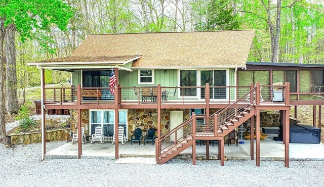 A Shore Thing - no steps to dock! Hot tub, fire pit ~ Sleeps 22 ~