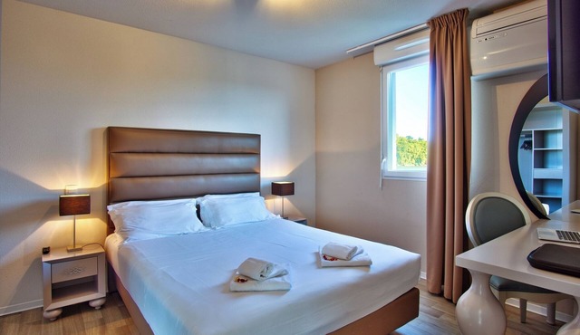 A short drive away from Jardin Botanique! Pets Are Welcome! FREE Parking!