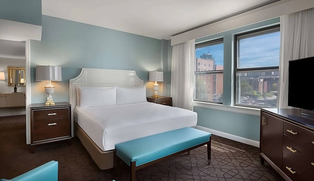A short drive away from Saint Louis Science Center! W/Pool, Parking & Cinema!