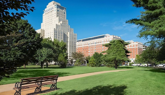 A short drive away from Saint Louis Science Center! 2 Spacious Rooms! W/Parking