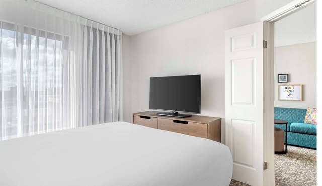 A Short Drive to the Institute of Texan Cultures! Pet & Family Friendly Studios!