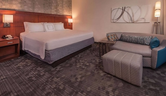 A Short Drive to Tomb of the Unknowns! 4 Units w/Parking & Onsite Starbucks!