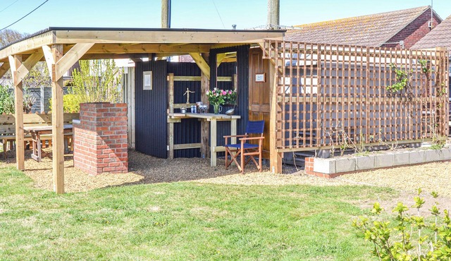 A short walk from long sandy beaches and pubs serving food.