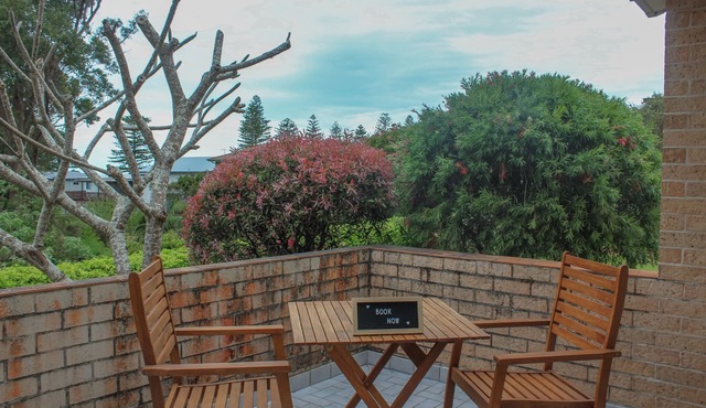 A short walk to Black Head Beach, park with bbqs & amenities, shops and cafes