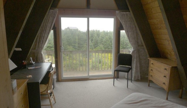 A short walk to one of the world's best beaches, sleeps 8