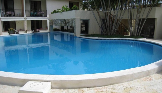A short walk to shop and beach, lovely Ground-floor condo with pool