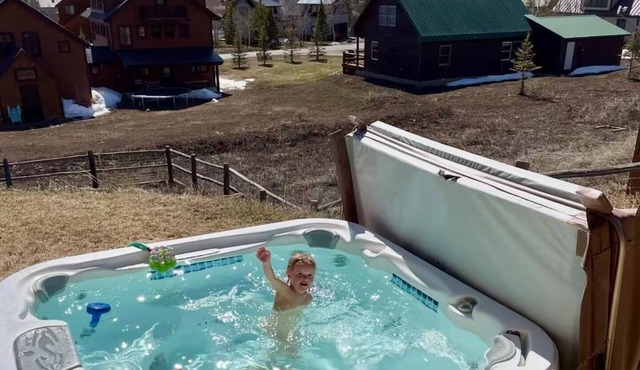 A Slice of Paradise: Mountain Views, Hot Tub & Breathtaking Stars