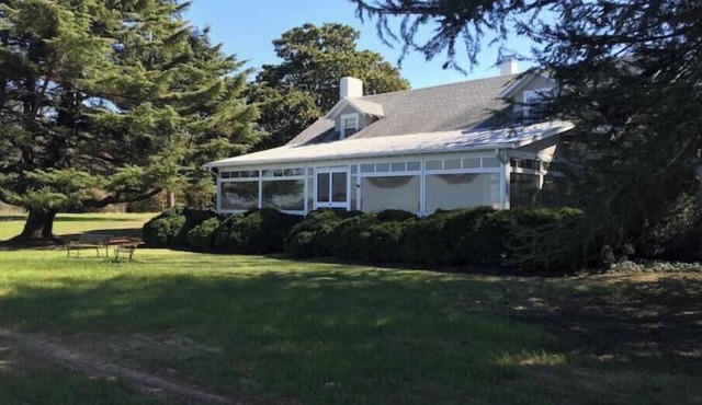 A slice of paradise on the Piantakank: pool, tennis court, private beach, dock