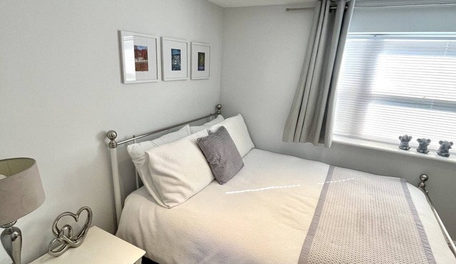 A small cosy flat just off the Old Town Highstreet