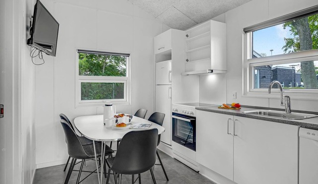 A small cottage awaits you here, located on a campsite with a playground.