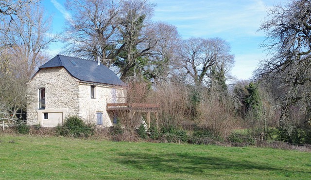 A small house above the meadows. Light, space and silence.
