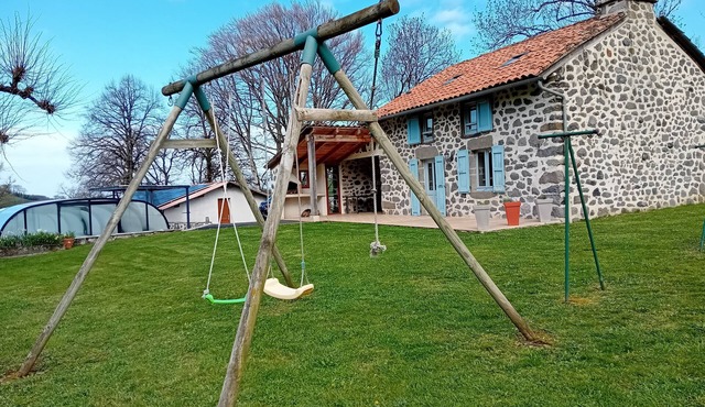 A small house in the countryside, a private swimming pool, your vacations!