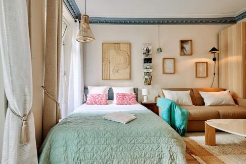 A small studio in Le Marais - VI