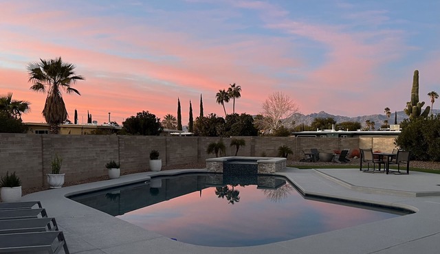A Sonoran desert getaway! Outdoor oasis! Dog friendly! Fully fenced backyard.