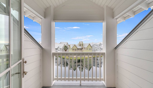 A Southern Belle on the Texas Coast with lake views w/access to 20+ amenities