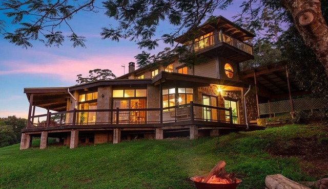 A space to totally unwind with panoramic views of Byron Bay's famous coastline.