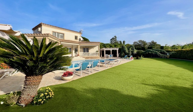 A spacious 4 bedroom villa, all with en suite bathrooms, large garden & Pool