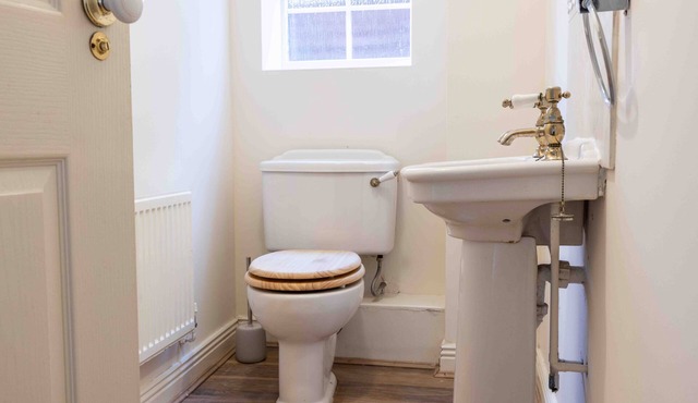 A spacious 5 bedroom house close to local attractions and amenities