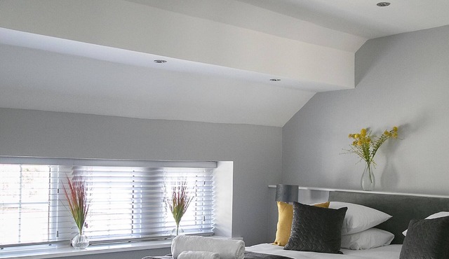 A spacious and stylish 2 bedroom, 2 bathroom duplex apartment