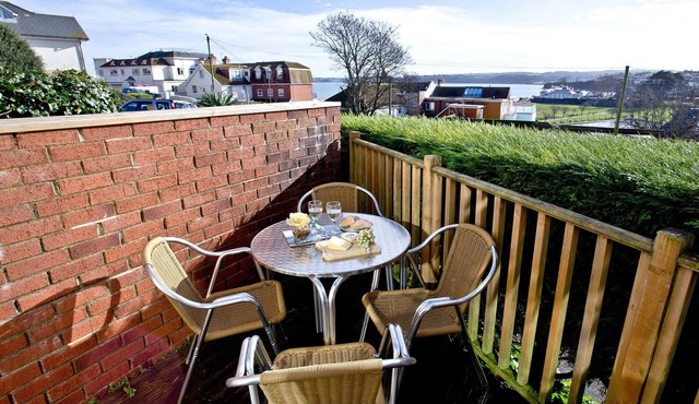 A spacious apartment overlooking Goodrington Park with sea views.