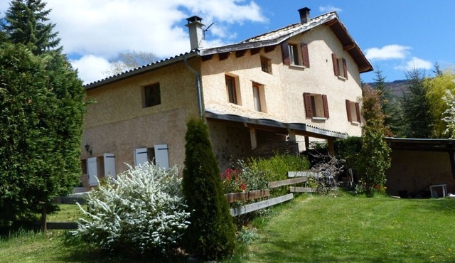 A spacious, bright room with access to the swimming pool in season