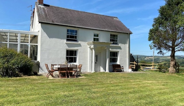 A Spacious Family and Pet Friendly House with Large Garden and Free Parking