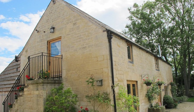 A Spacious first floor apartment set within Barn Conversion