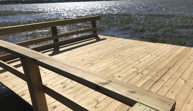 A spacious gem w/private lake front access, boating, restaurants, bars and more!